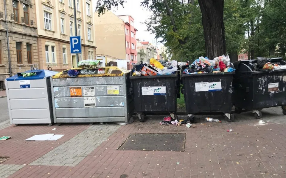 Takový obrázek už snad bude v Českých Budějovicích minulostí, když se kontejnery na tříděný odpad budou častěji vyvážet.