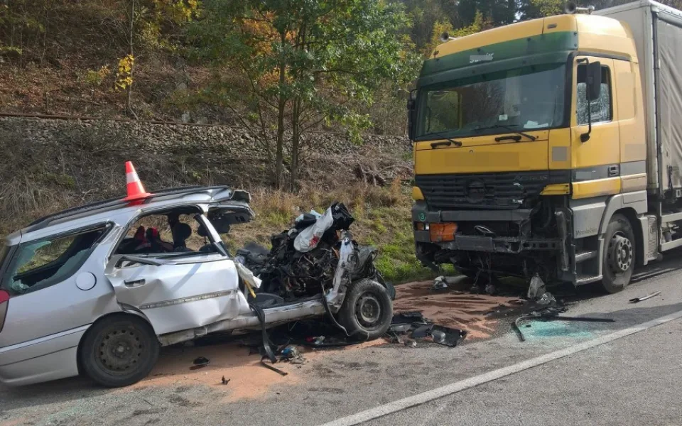 Tragická dopravní nehoda na Strakonicku si vyžádala dva lidské životy.