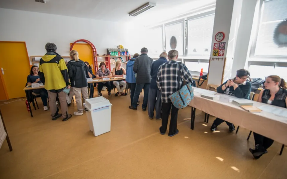 Poslance si v první den voleb vybraly více než dvě pětiny voličů