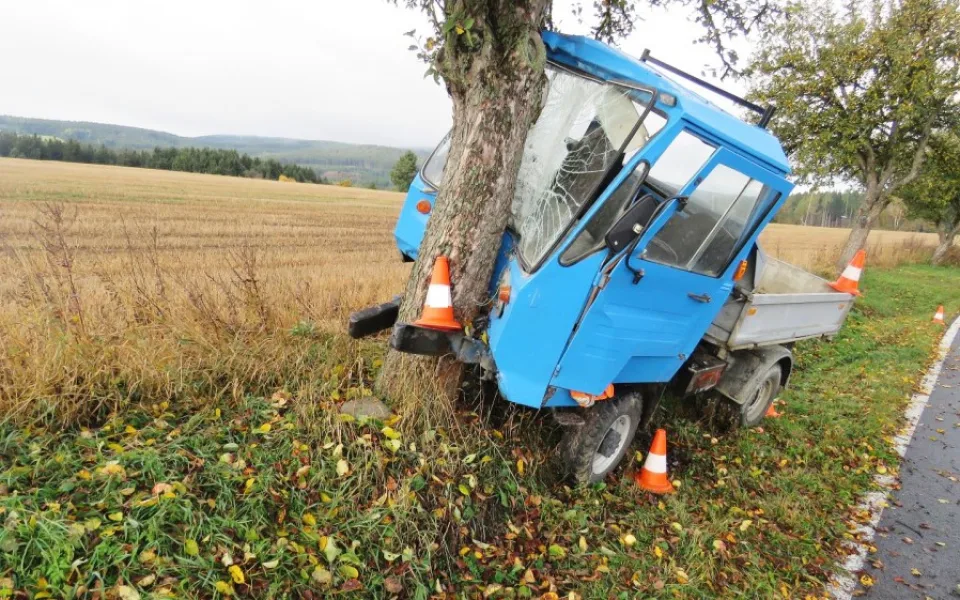 Těžká zranění utrpěl řidič multikáry, který u obce Vacov na Prachaticku nezvládl průjezd zatáčkou, dostal se mimo silnic, kde narazil do stromu.