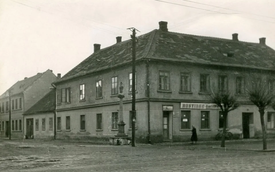 Před hospodou stál barokní sloup, na kterém byla umístěna socha Panny Marie.