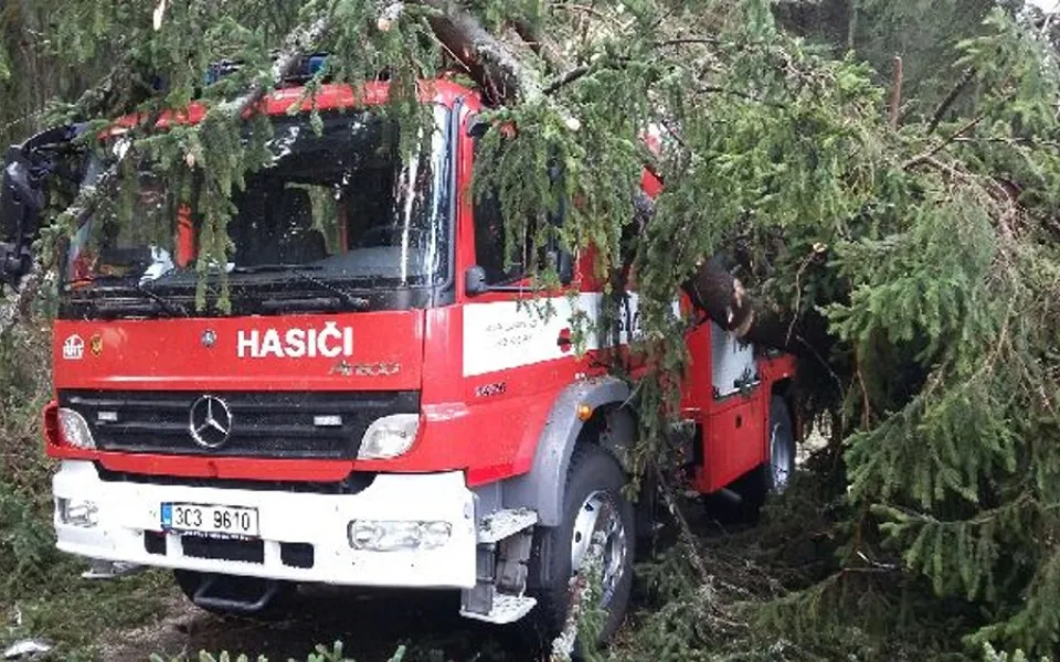 Na cisternu padl na Vimpersku strom