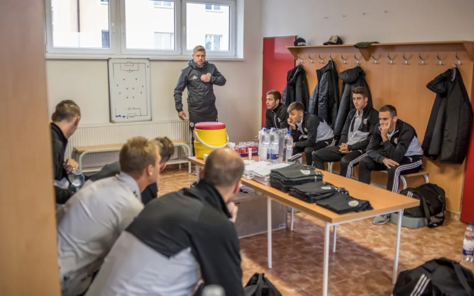 Šatna SK Dynamo České Budějovice při derby na začátku porady