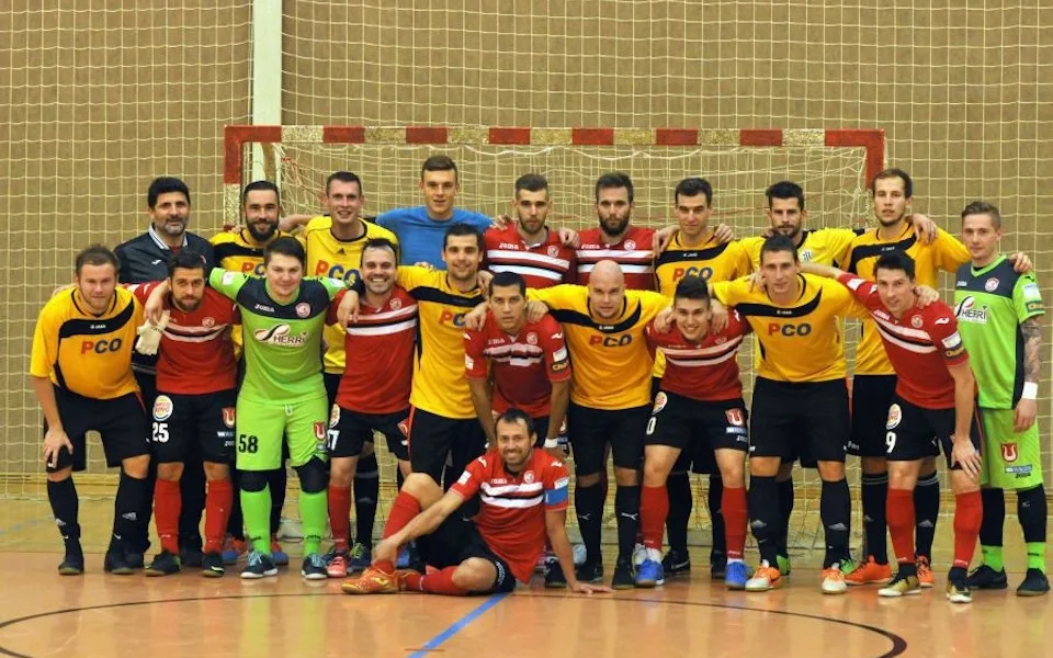 Hráči PCO Rudolfov po loňském střetnutí s Benagem (v červeném) v hale budějovické Lokomotivy, kde se v pondělí střetnou s Teplicemi.