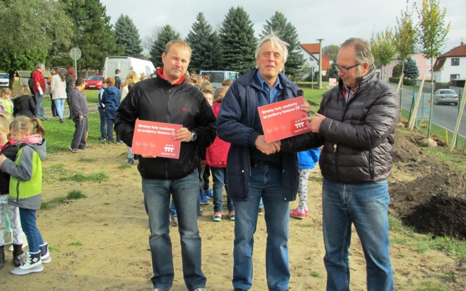 Člen sprvání rady František Lust (uprostřed) se starostou a ředitelem tučapské školy
