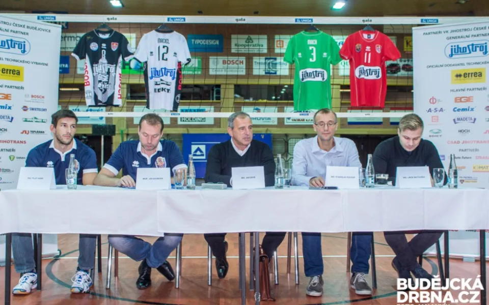 Jan Diviš (uprostřed) na tiskové konferemci