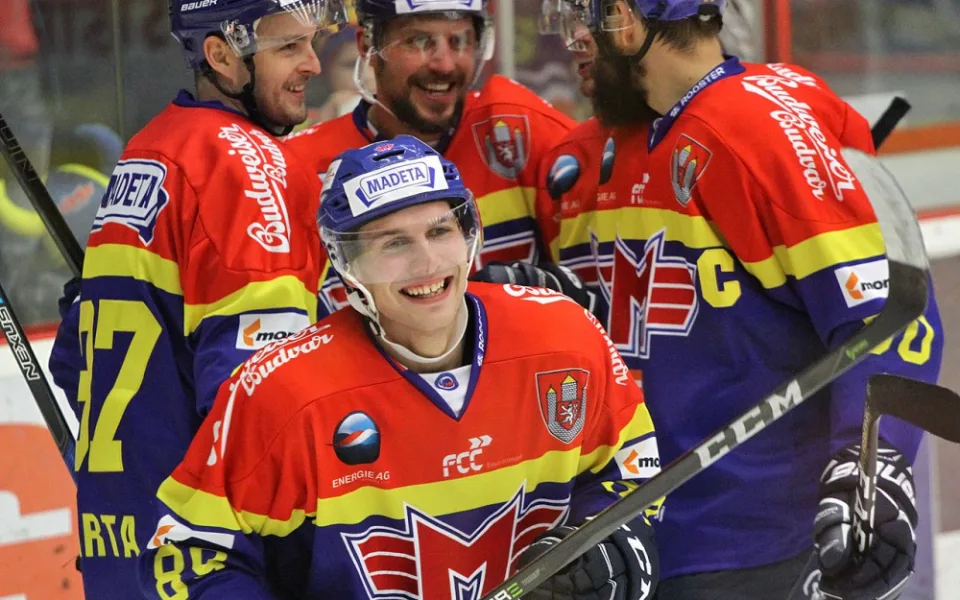 Hvězda zápasu Luboš Rob završil ve druhé třetině svůj hattrick. Za ním zleva nové tváře v kádru Motoru Michal Bárta s Petrem Vampolou a kapitán Zdeněk Kutlák
