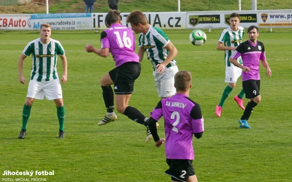 Hlavičkový souboj jankovského Bürgera (č. 16) s Maršíkem.