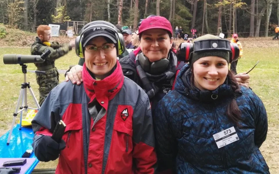 Jihočeské střelkyně si skvěle vedly při prestižní mezinárodní soutěži Zlatý lev. Při ní uspěly: strakonická policistka Simona Toningerová, Vlaďka Hradská a táborská policistka Tereza Veselá (na snímku zleva).
