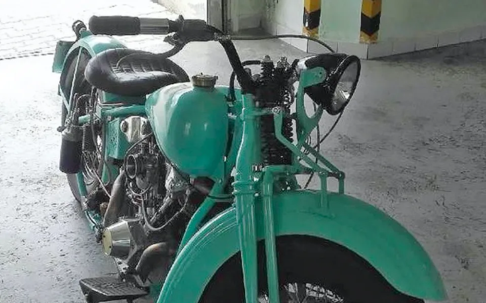 Osmdesát let starý Harley Davidson za více než 700 tisíc korun zmizel v noci z neděle 5. na pondělí 6. listopadu z areálu firmy v Dlouhé ulici číslo 21 v Rudolfově u Českých Budějovic.
