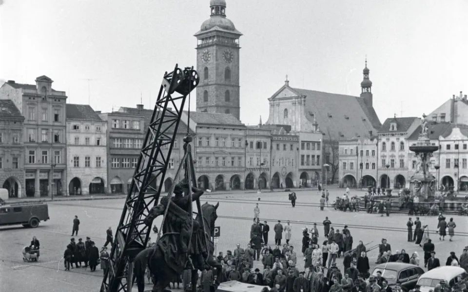 Na snímku pořízeném mezi 5. a 9. květnem 1959 odstraňují vojáci z náměstí před radnicí jezdeckou sochu Jana Žižky z Trocnova.