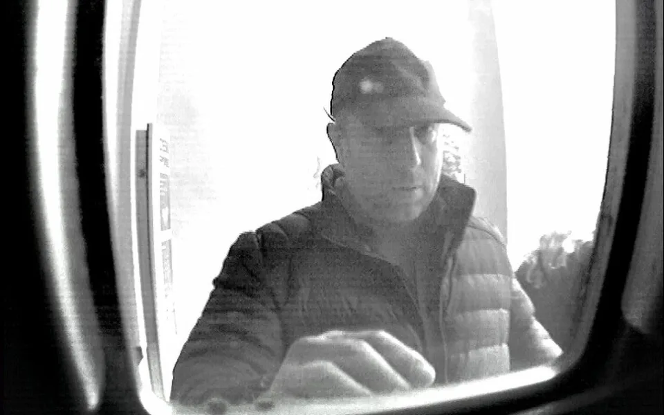Policisté žádají o spolupráci případné osoby, které poznávají muže na fotografiích – důležitého svědka případu.