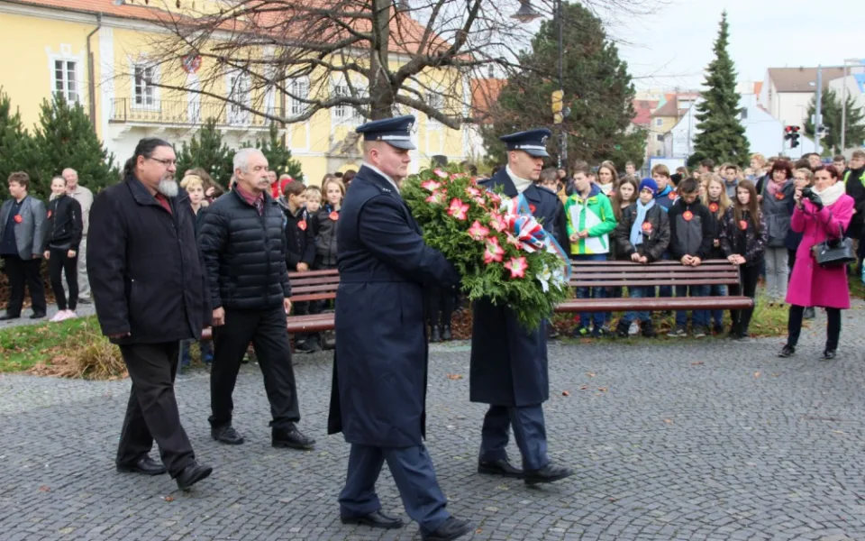 Věnec k památníku položili strakonický starosta Břetislav Hrdlička a místostarosta Josef Štrébl (zleva).