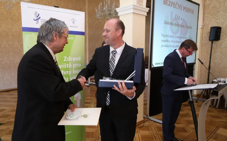 Roman Havlín, ředitel útvaru Bezpečnost  v divizi jaderná energetika ČEZ(vpravo) při převzetí ceny