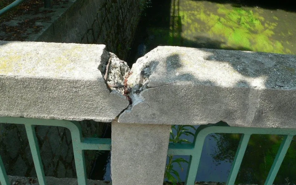 Stavební úpravy mostu přes Mlýnskou stoku v Krajinské ulici si vyžádalo hlavně staré a nevyhovující zábradlí, které už dosloužilo.