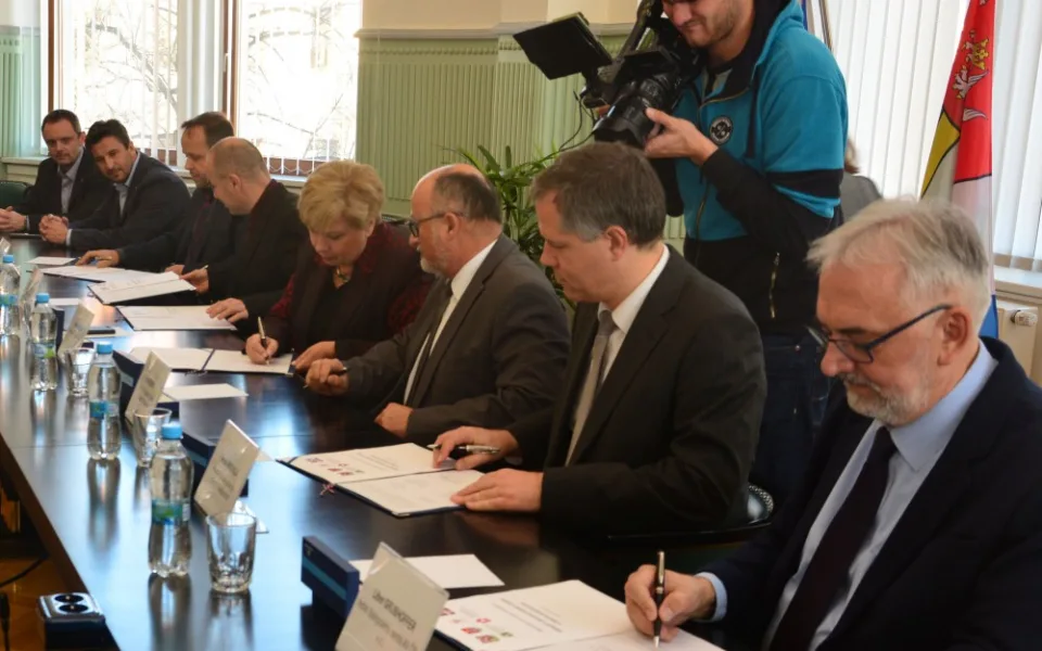 Podpisem memoranda tento záměr ve středu 15. listopadu stvrdili hejtmanka Ivana Stráská, primátor Jiří Svoboda, místopředseda představenstva Jihočeské hospodářské komory Vladimír Homola, rektor Vysoké školy technické a ekonomické Marek Vochozka, rektor Ji