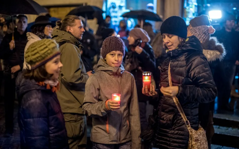 Asi tři stovky lidí šly průvodem od Jihočeského divadla na náměstí, kde někteří účastníci zapálili svíčky.