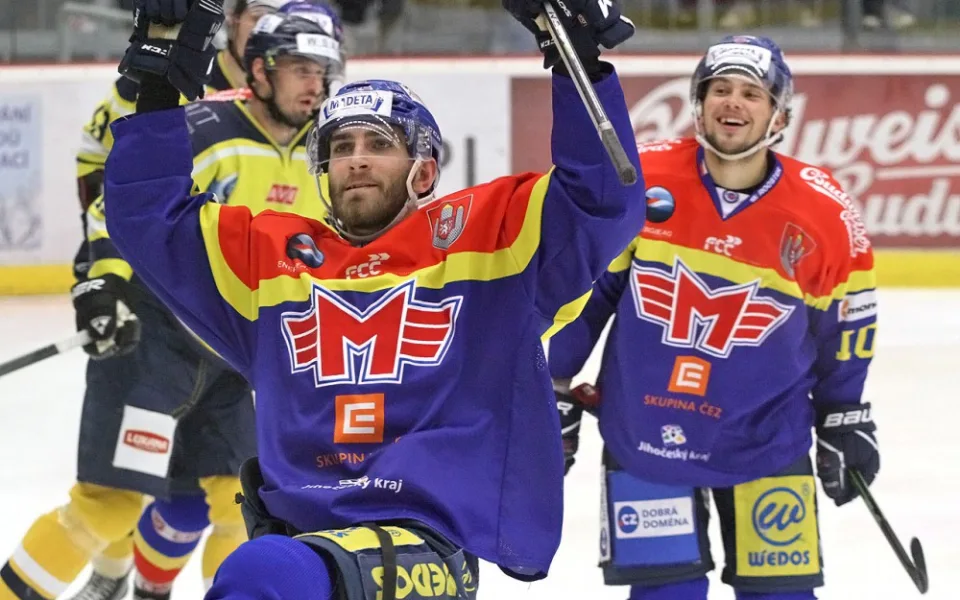 Domácí střelci. V popředí Filip Vlček, za ním autor vyrovnávací trefy na 1:1 Radek Prokeš