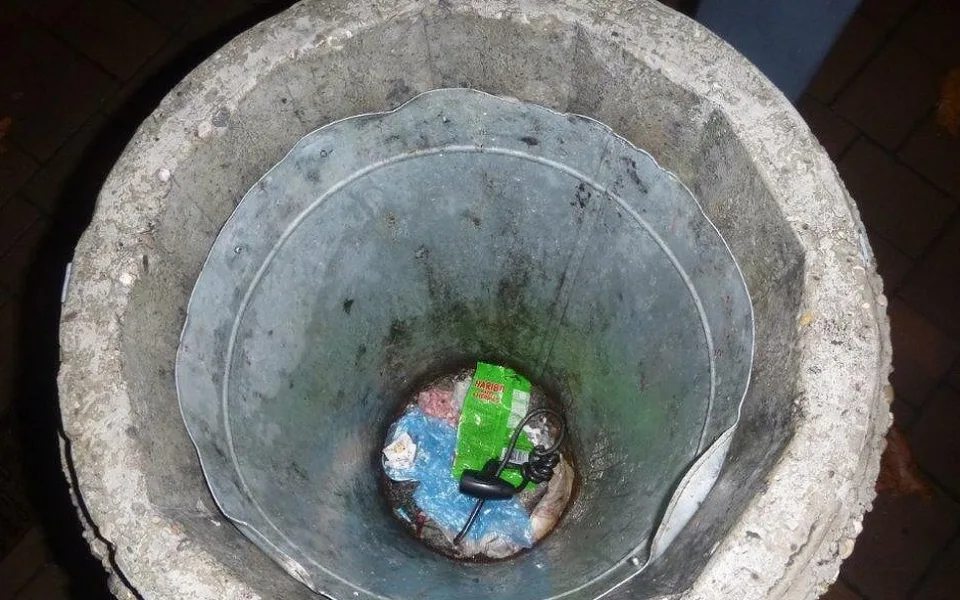Zloděj kola zahodil zámek do odpadkového koše.