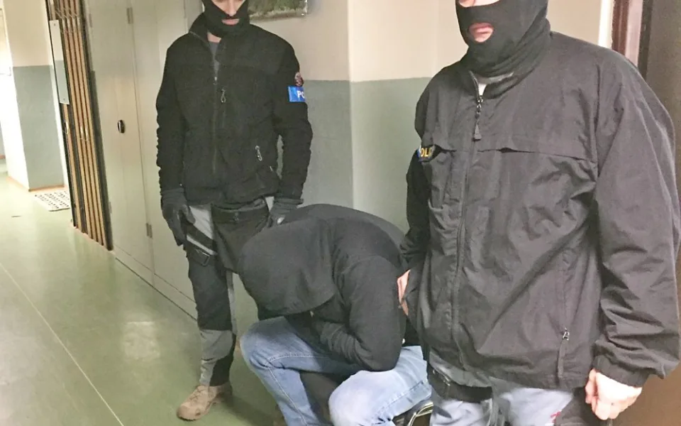 Jihočeská policie obvinila dva muže z dvojnásobné vraždy v Horusicích na Táborsku. Podle kriminalistů vraždili předloni na podzim při loupežném přepadení rodinné firmy. Na policejním snímku je uprostřed jeden z obviněných.
