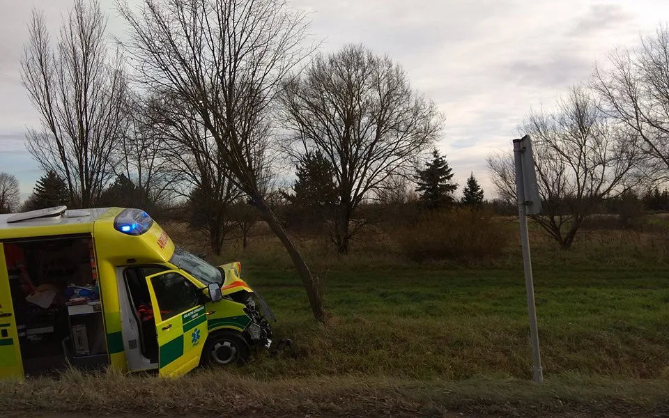 U Ševětína havaroval osobní vůz se sanitkou. Ta převážela vážně nemocnou pacientku