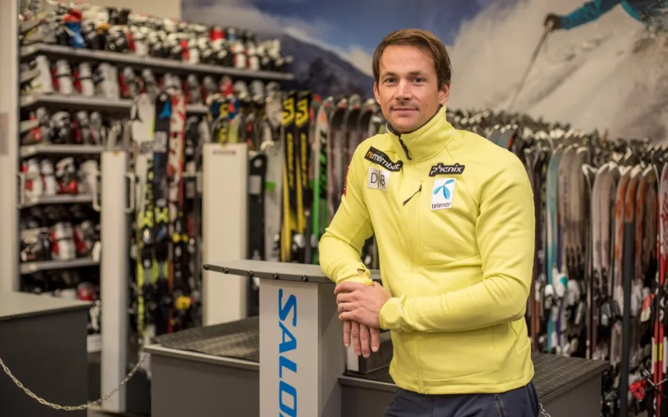 Wave Sport nabízí široký sortiment sportovních potřeb pro milovníky zimních sportů, především lyžaře a snowboardisty. Majitelem je úspěšný lyžař, snowboardista a windsurfař Michael Kvašnovský.