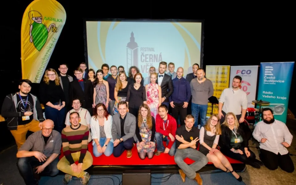 Na sedmý ročník Filmového Festivalu Černá věž, který se konal od čtvrtka 23. listopadu do soboty 25. listopadu, přišlo přes tři sta lidí