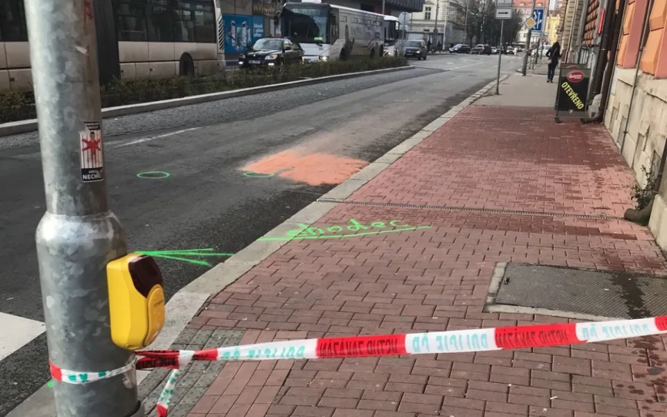 Krátce po šesté hodině ráno byla dnes, v pátek 1. prosince, u Dopravně obchodního centra Mercury v Žížkově ulici sražena starší žena. Na místě svým zraněním podlehla.