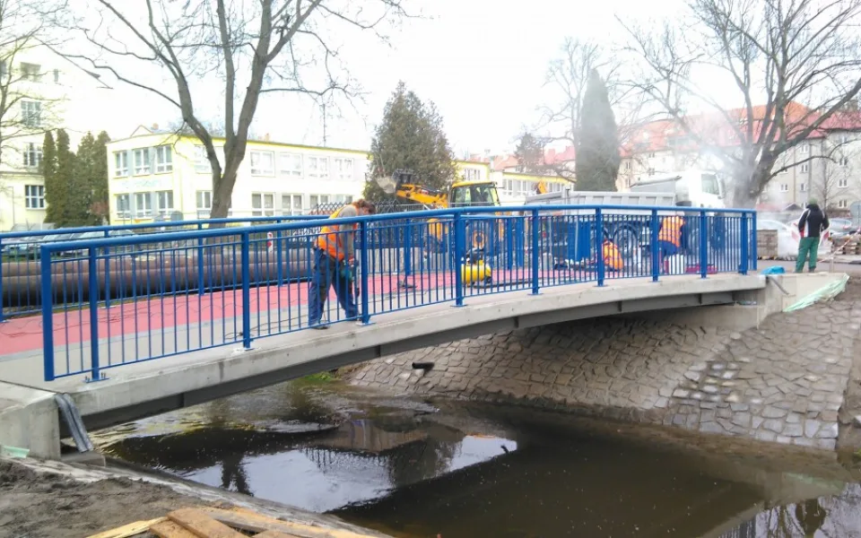 Od poloviny prosince budou moct lidé využívat trasu E cyklostezky a lávky přes Mlýnskou stoku v Alešově ulici v Českých Budějovicích.