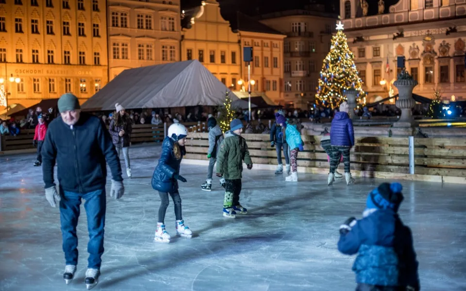 Českobudějovický advent letos nabízí novinku v podobě unikátního kluziště kolem kašny.