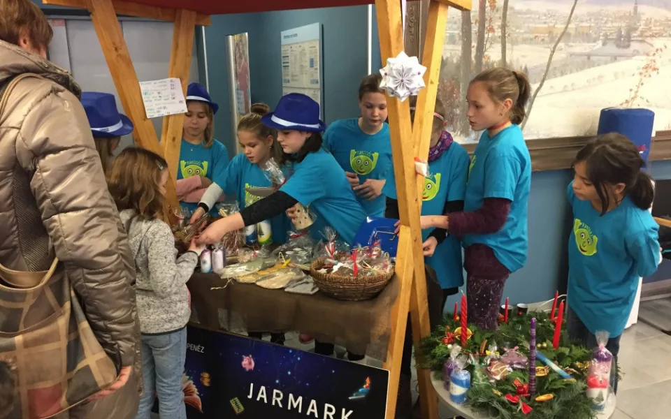 Písečtí školáci vybudovali podnik nazvaný Rukoděl a své první výrobky úspěšně prodávali na jarmarku.