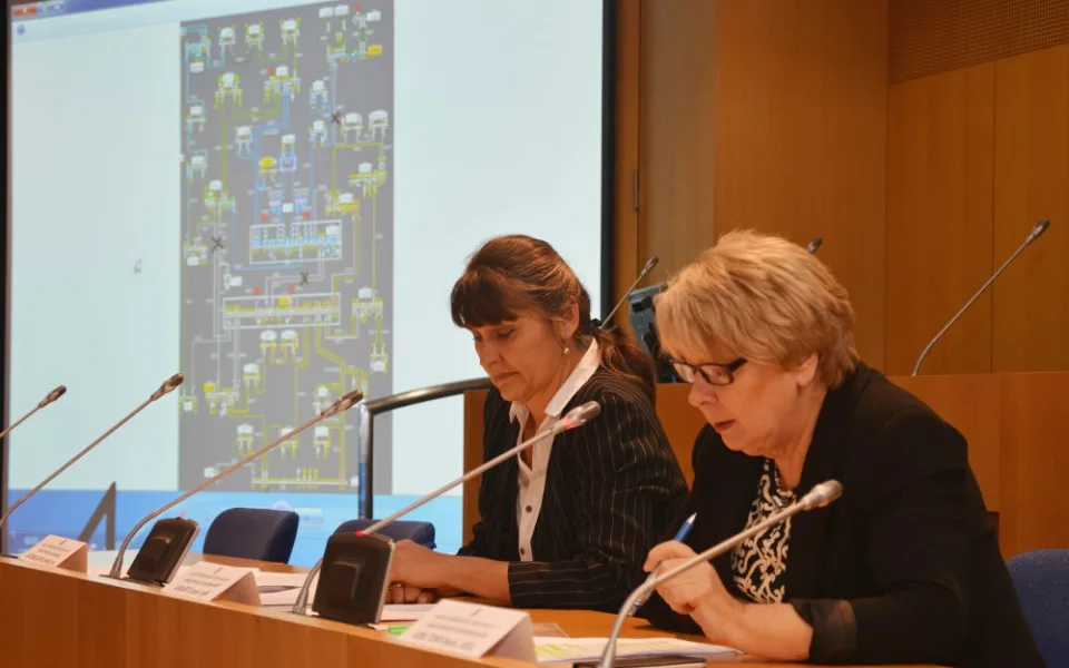 Hejtmanka Jihočeského kraje Ivana Stráská (vpravo) a tajemnice krizového štábu kraje Marta Spálenková při cvičení Blackout 2017.