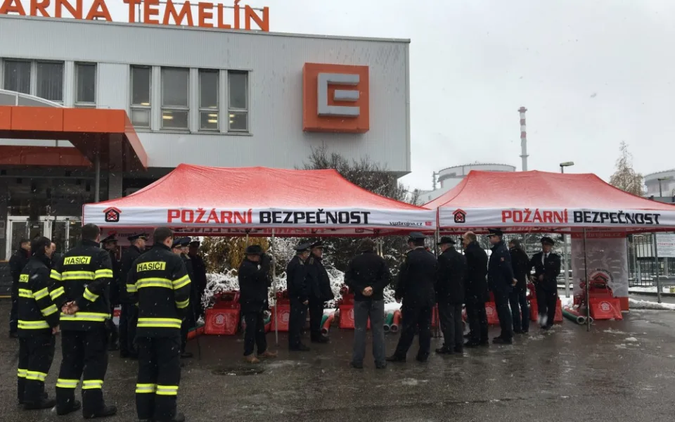 Nové hasičské stříkačky převzali u Temelína zástupci všech jihočeských okresů