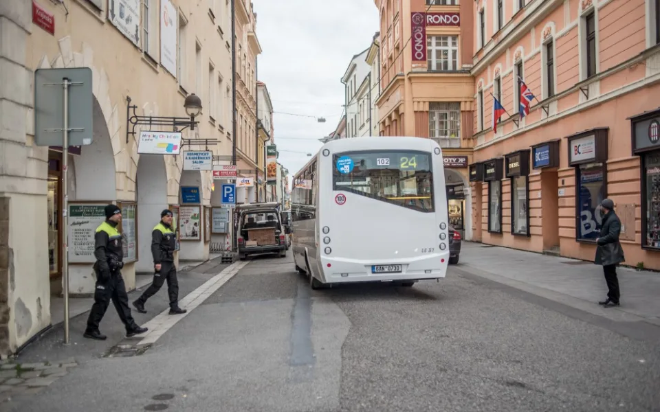 Od 1. listopadu zajíždí nová inka městské hromadné dopravy přímo do historického jádra Českých Budějovic. Projíždí pěší zónou v Krajinské ulici.