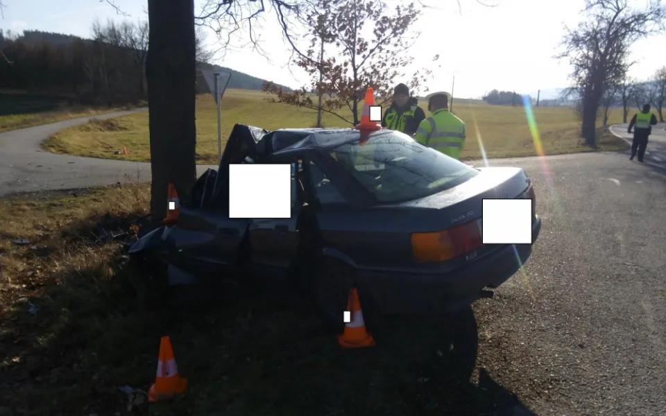 Tragická dopravní nehoda se stala dnes, ve středu 6. prosince, u Lhenic na Prachaticku. Po nárazu do stromu tam zemřel řidič osobního automobilu.