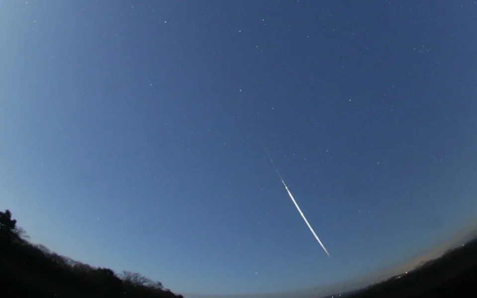 V neděli 3. prosince večer krátce po čtvrt na sedm ozářil především jižní část Čech velmi jasný meteor.