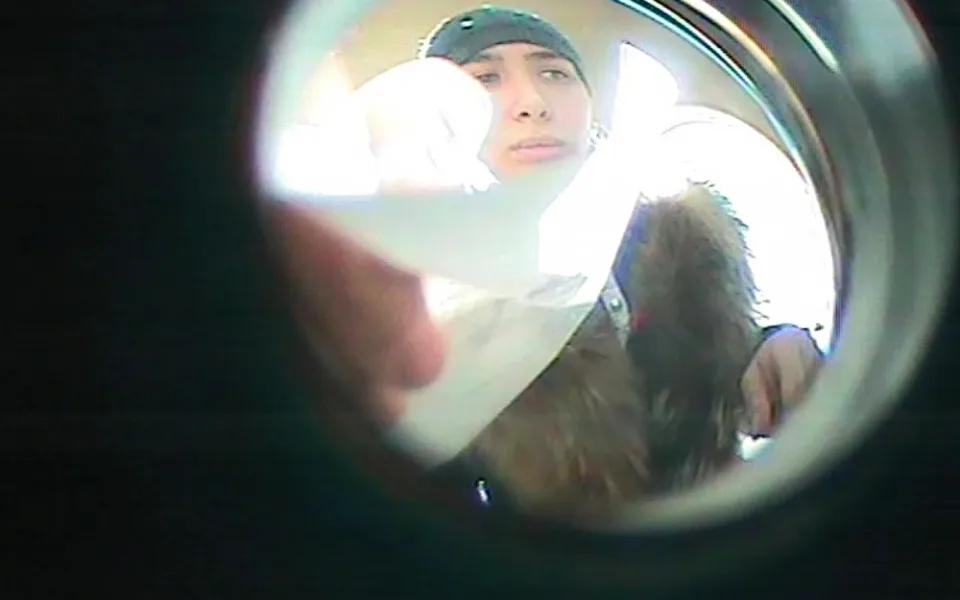 Policistům se podařilo zajistit kamerové záznamy lidí, kteří by mohli přispět k objasnění uvedeného případu. Kdo by poznal mladou ženu na několika fotografiích, kontaktujte je.