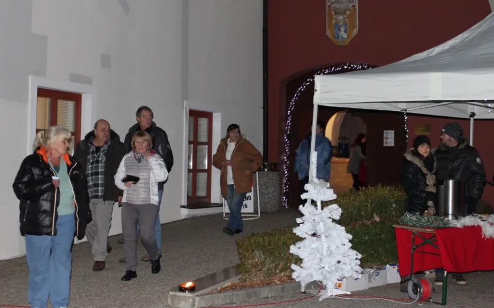 Při čekání na autobus se navštěvníci mohli zahřát nealkoholickým punčem