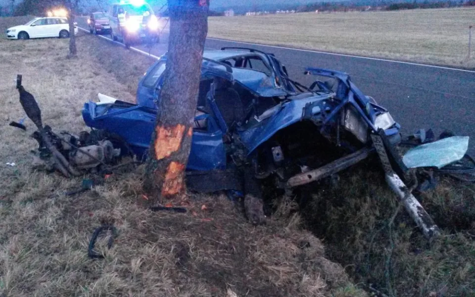 Při tragické dopravní nehodě u Milevska na Písecku zemřel v sobotu 16. prosince ráno dvacetiletý mladík. Jeho sedmnáctiletého spolujezdce s těžkým zraněním transportovali záchranáři do nemocnice vrtulníkem.