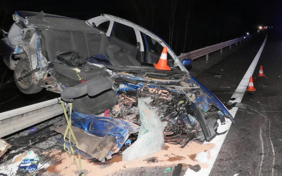 K čelní srážce nákladního automobilu tovární značky DAF a osobního vozu VW Polo došlo ve čtvrtek 14. prosince kolem šestnácté hodiny na hlavním silničním tahu I/20 na obchvatu Vodňan. Řidič osobního auta po několika dnech v nemocnici zemřel.