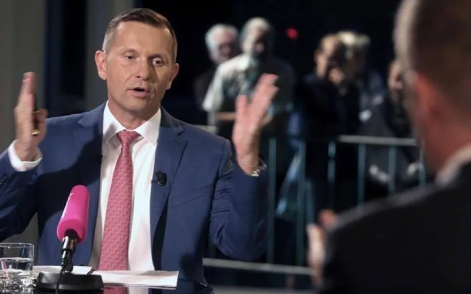 Jaromír Soukup při měření kaprů od oka.