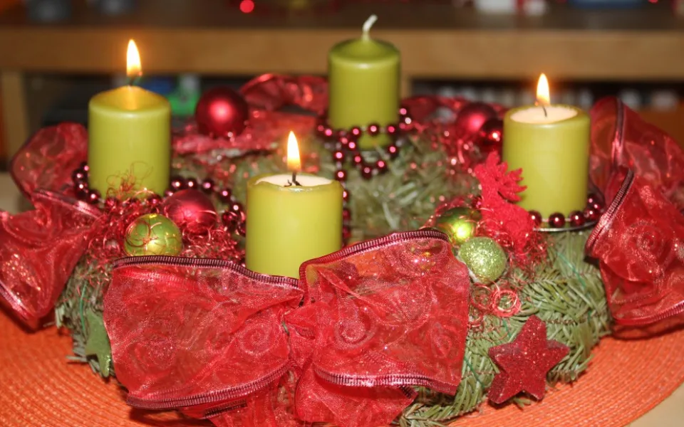 Adventní věnec, hoří třetí svíčka.