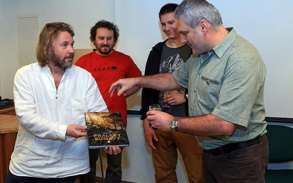 Křest knihy Pralesy Šumavy, zleva jsou: ředitel Správy Národního parku Šumava Pavel Hubený, autor knihy a mluvčí parku Jan Dvořák, fotograf Tomáš Čamra a kmotr knihy Miroslav Kříha - ředitel Lesního závodu Boubín Lesy České republiky.