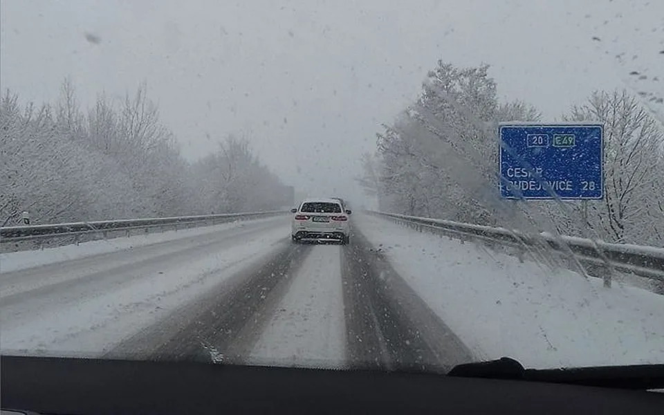 Sníh komplikuje dopravu na jihočeských silnicích.