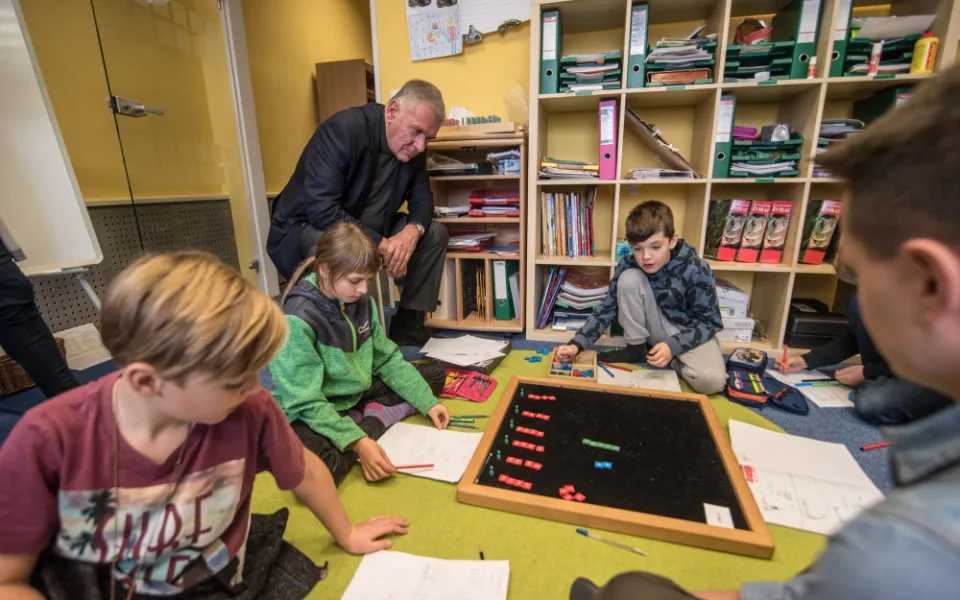 Vratislav Kulhánek v montessori škole Viva Bambini v Českých Budějovicích