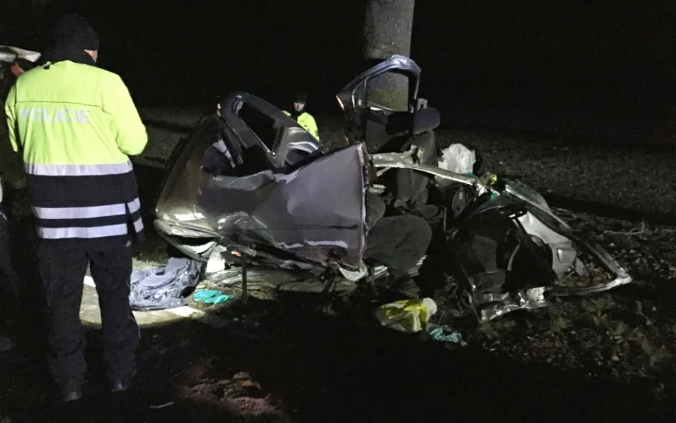 Dva lidské životy si vyžádala dopravní nehoda, která se stala v noci z pátku 22. na sobotu 23. prosince na silnici za Dobrou Vodou na Českobudějovicku.
