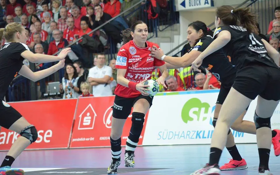 Iveta Luzumová (v červeném dresu HC Thüringer)