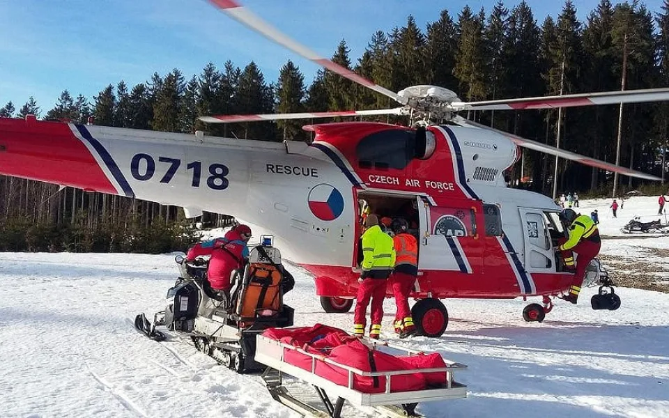 Vrtulník transportoval vážně zraněnou lyžařku z Kramolína do českobudějovické nemocnice.