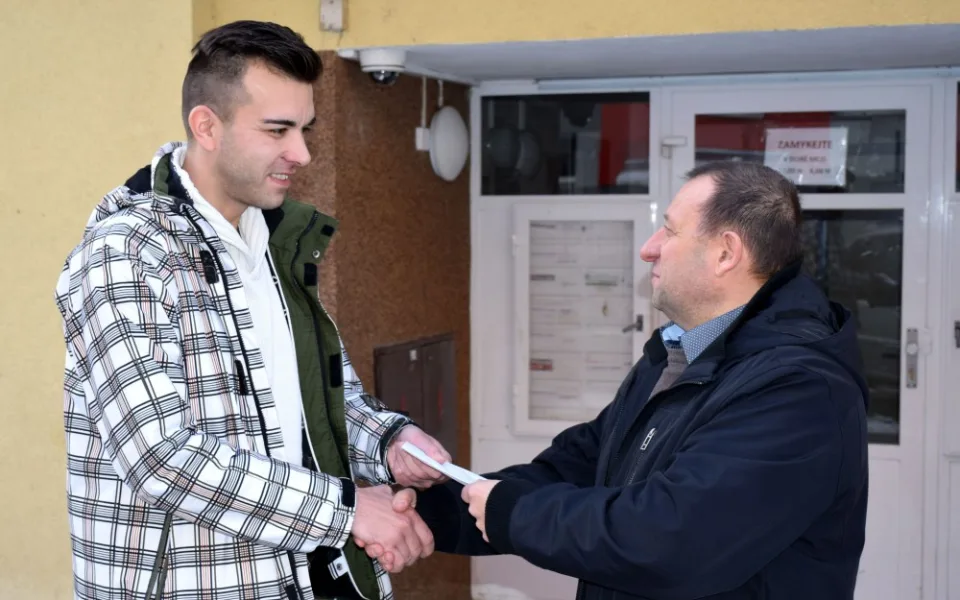 Na snímku předseda ZO OS KOVO Stanislav Jindra (vpravo) předává finanční pomoc kováků Radku Hanákovi.
