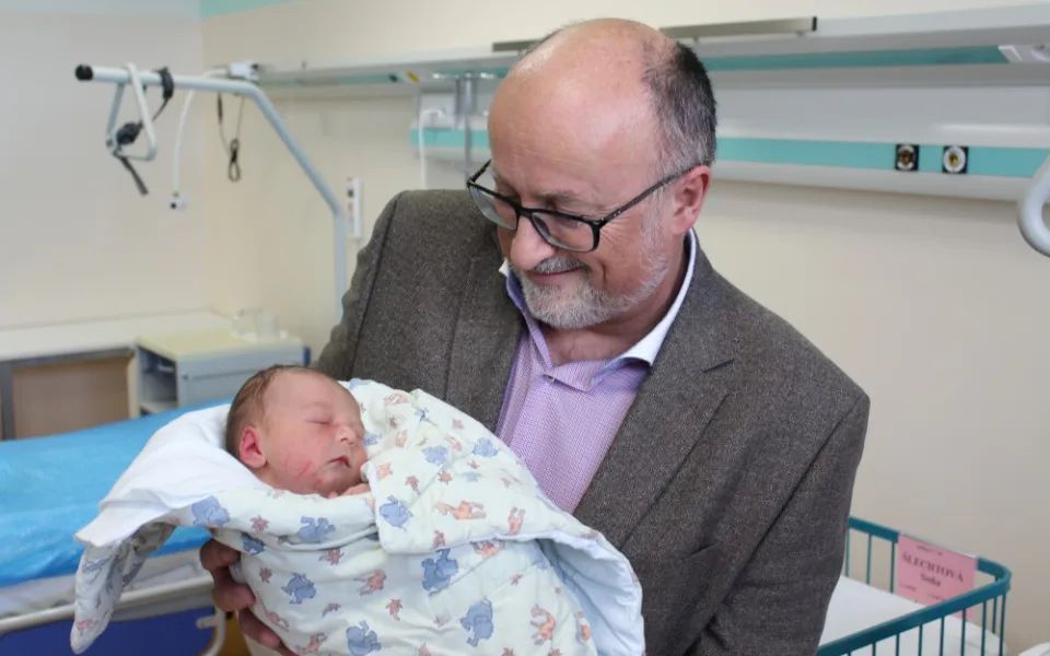 Primátor Jiří Svoboda  dnes v českobudějovické porodnici pozdravil maminku prvního miminka narozeného 1.1.2018.